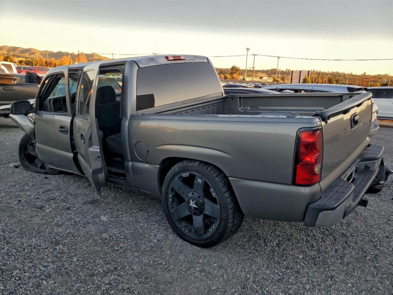 Chevrolet Silverado C1500 Image 2