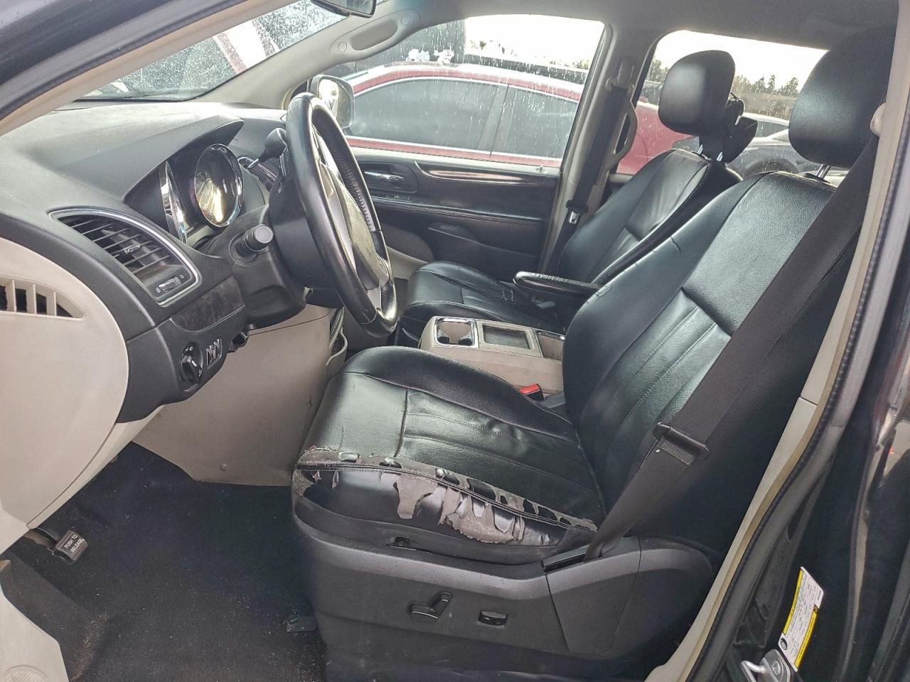 Chrysler Minivan Touring Image 4