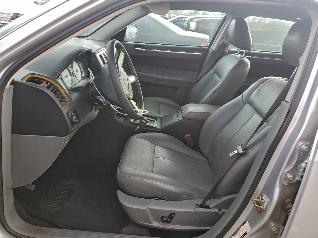 Chrysler 300 Touring Image 9