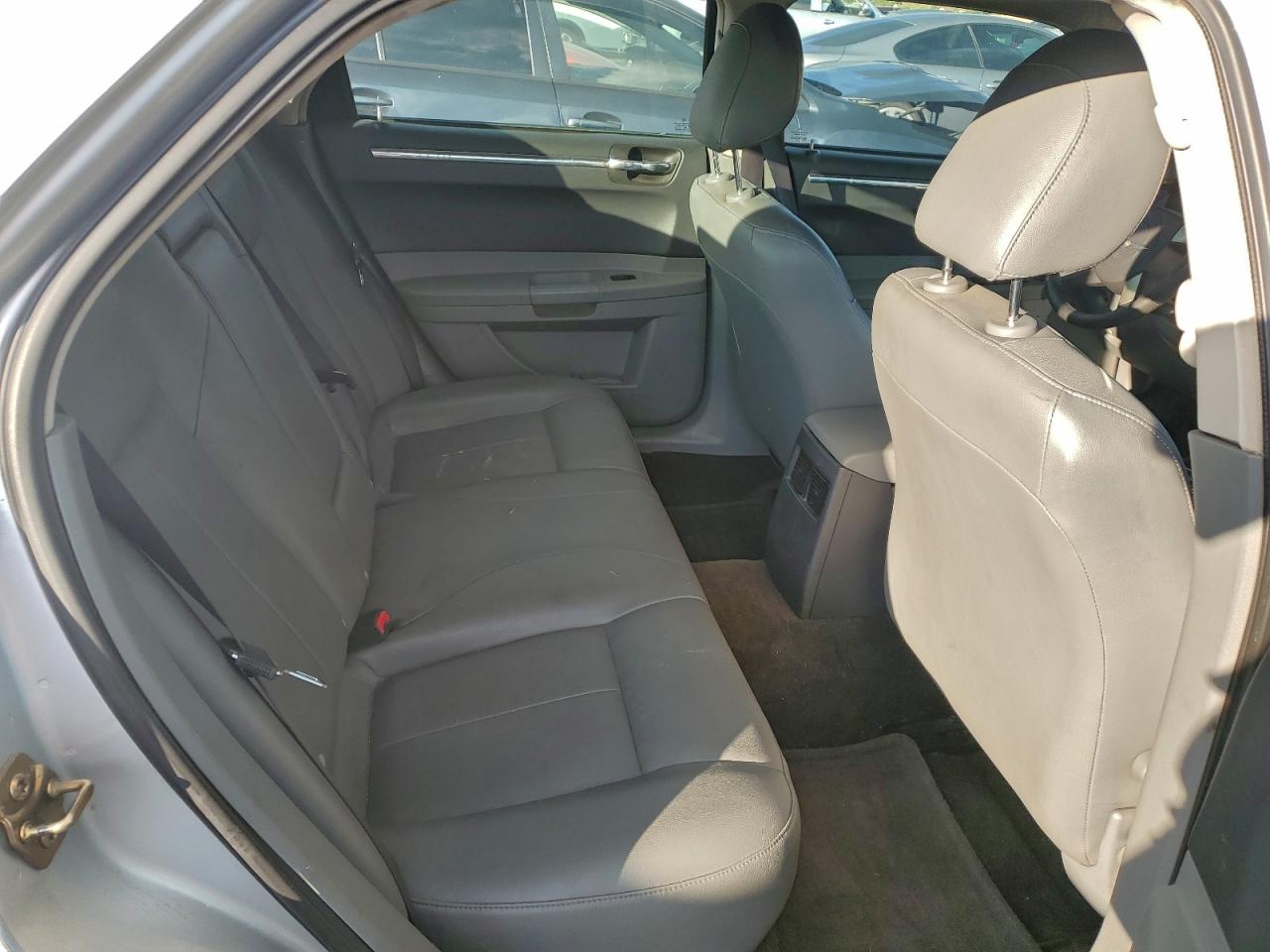 Chrysler 300 Touring Image 12