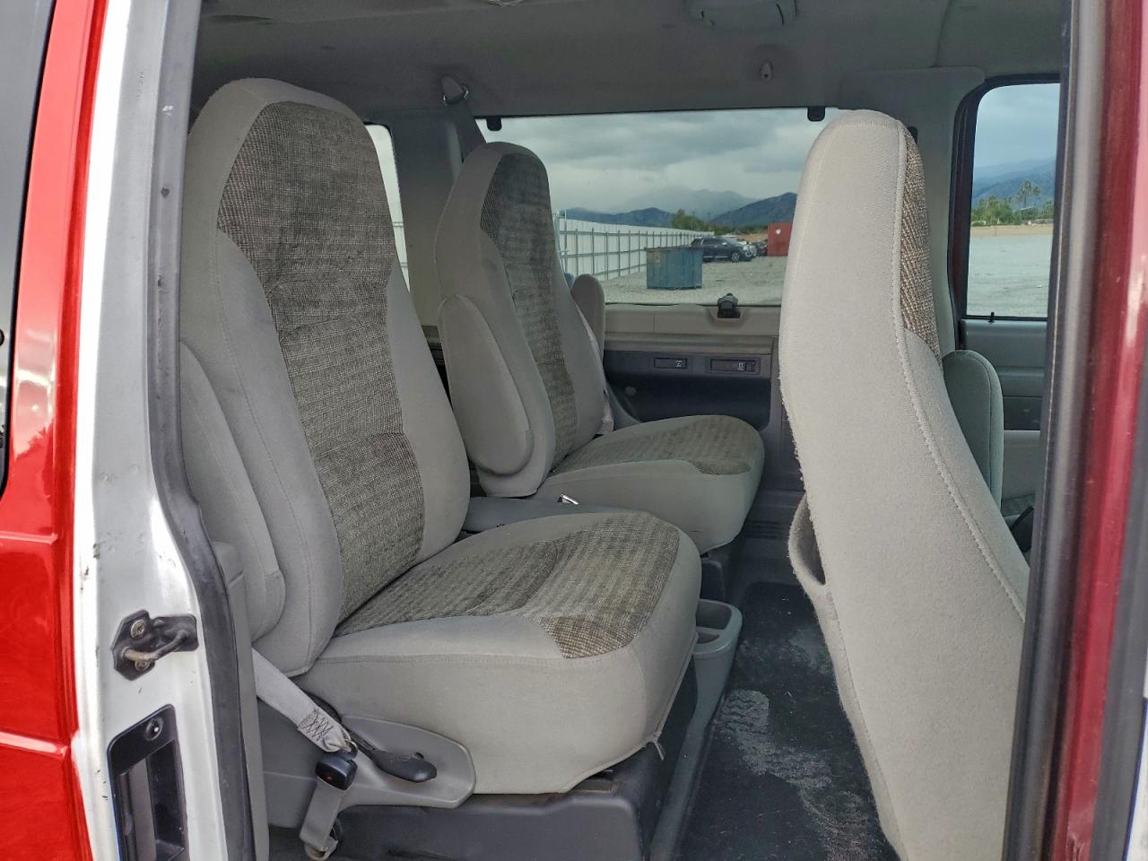 Ford Econoline E150 Wagon Image 11