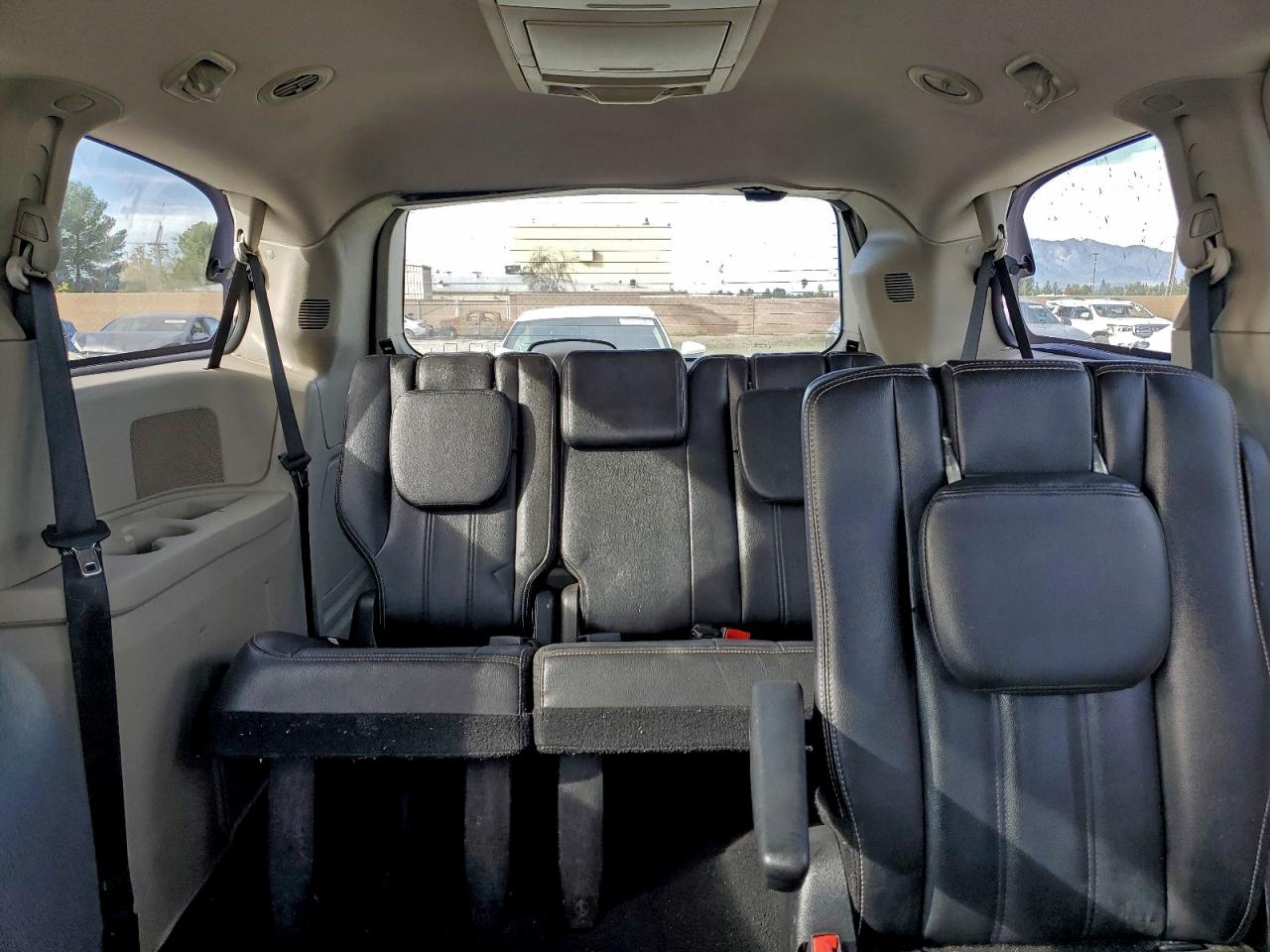 Chrysler Minivan Touring Image 4