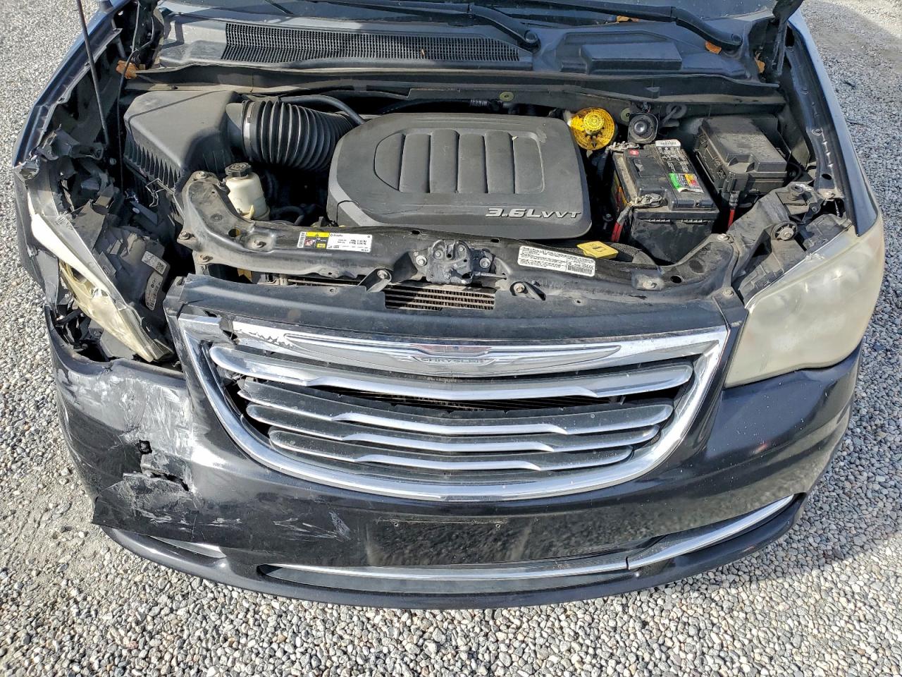 Chrysler Minivan Touring Image 8